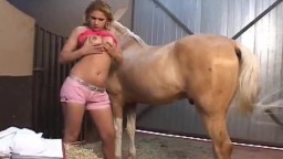 Похотливый транс устроил порно с конем