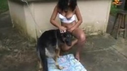Молодая латинка устроила жаркий секс с собакой во дворе