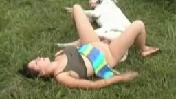 Женщина подбрила пизду и устроила порнуху с собакой на травке